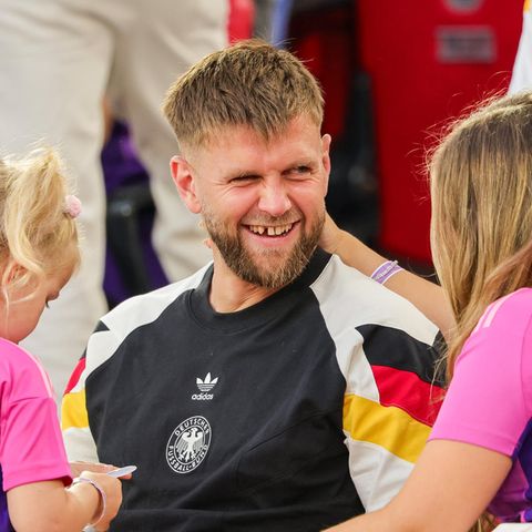 Niclas Füllkrug mit seiner Familie