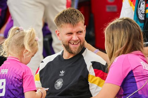 Niclas Füllkrug mit seiner Familie