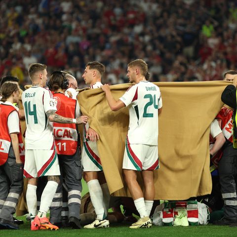 Ungarns Spieler schirmen Barnabas Varga nach dessen schwerer Verletzung im EM-Spiel gegen Schottland ab.