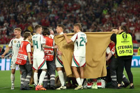Ungarns Spieler schirmen Barnabas Varga nach dessen schwerer Verletzung im EM-Spiel gegen Schottland ab.