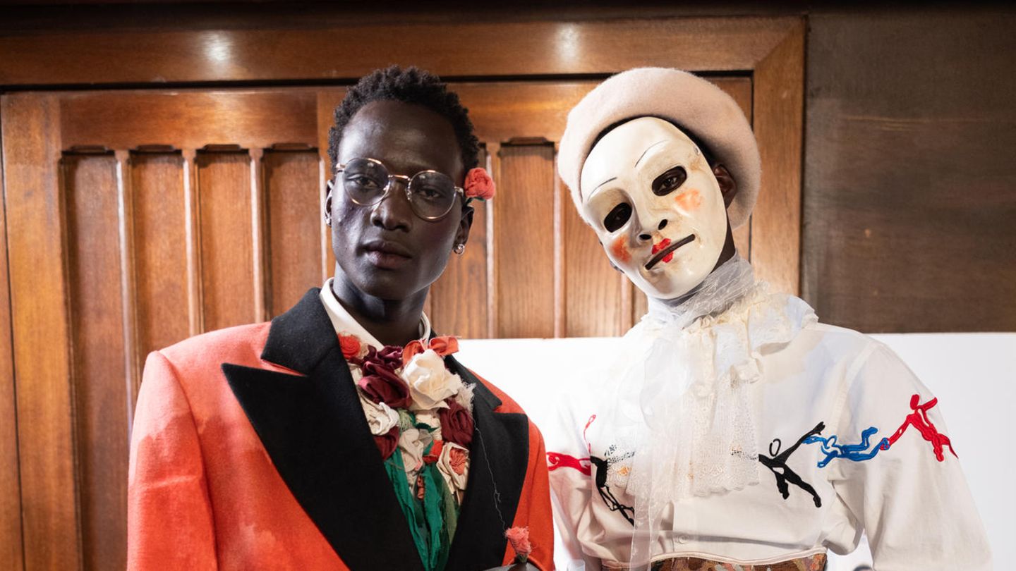 Paris Fashion Week for men ends: Models in clown costumes