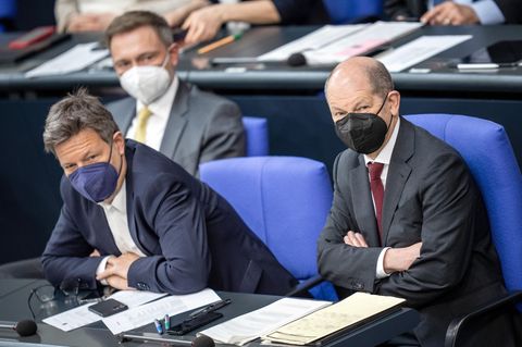 Die Ampel-Spitzen verfolgen eine Bundestags-Debatte zu einer Corona-Impfpflicht