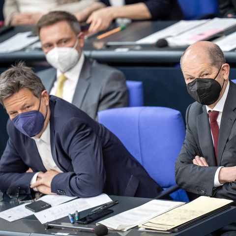 Die Ampel-Spitzen verfolgen eine Bundestags-Debatte zu einer Corona-Impfpflicht