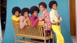 ... wuchs im Rampenlicht auf. Schon als kleiner Junge stand er mit seinen Geschwistern als Sänger der Jackson 5 auf der Bühne. Später hat er erzählt, dass er vor allem unter der strengen Erziehung und dem Druck seines Vaters Joe Jackson gelitten habe. Schläge und Demütigungen waren an der Tagesordnung. Jackson sei deshalb nie ganz erwachsen geworden, er habe immer seiner verlorenen Kindheit nachgetrauert, heißt es in amerikanischen Medien oft.