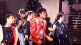 ... trat der Musikproduzent Quincy Jones in sein Leben und alles änderte sich. Vor allem das zweite von Jones produzierte Album "Thriller", 1982 erschienen, brach alle Rekorde. Die Platte wurde mit acht Grammys ausgezeichnet. Gleichzeitig legte Jackson den Grundstein für sein Superstar-Image: Zur Single "Billie Jean" tanzte er erstmals den legendären Moonwalk mit Glitzer-Handschuh, für Furore sorgte zusätzlich die Entscheidung, aus dem Musikvideo zu "Thriller" einen über 13-minütigen Kurzfilm zu machen. Jackson war in den 80ern nicht mehr aus der Popkultur wegzudenken. 