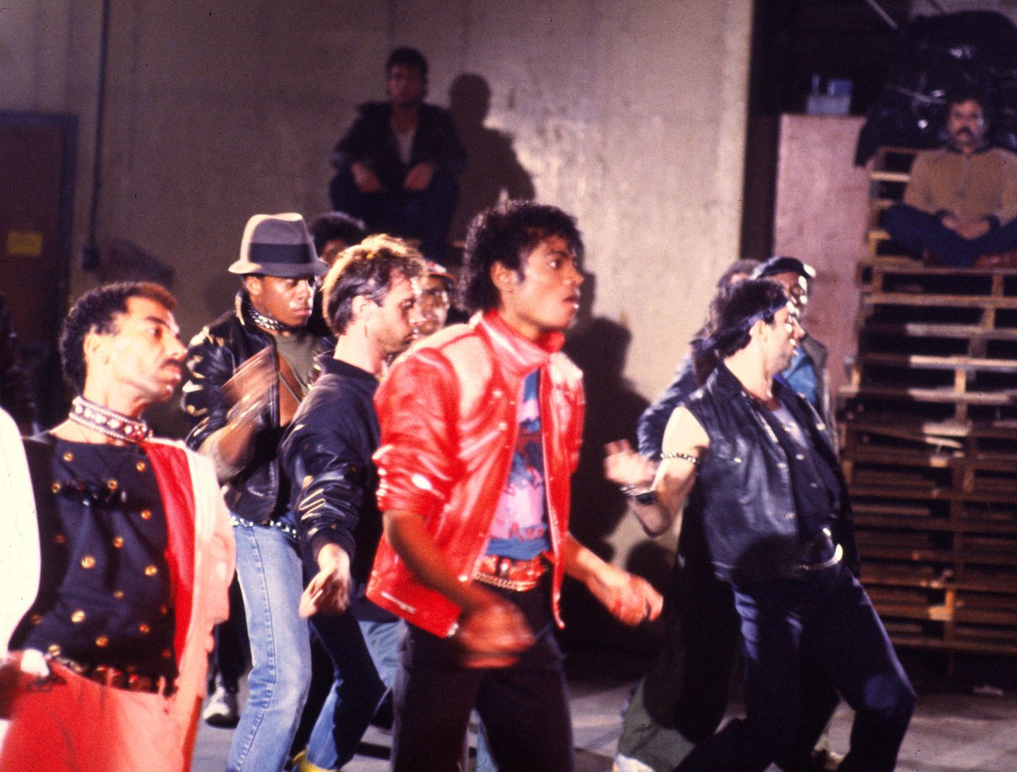 Todestag: ... trat der Musikproduzent Quincy Jones in sein Leben und alles änderte sich. Vor allem das zweite von Jones produzierte Album "Thriller", 1982 erschienen, brach alle Rekorde. Die Platte wurde mit acht Grammys ausgezeichnet. Gleichzeitig legte Jackson den Grundstein für sein Superstar-Image: Zur Single "Billie Jean" tanzte er erstmals den legendären Moonwalk mit Glitzer-Handschuh, für Furore sorgte zusätzlich die Entscheidung, aus dem Musikvideo zu "Thriller" einen über 13-minütigen Kurzfilm zu machen. Jackson war in den 80ern nicht mehr aus der Popkultur wegzudenken. ... trat der Musikproduzent Quincy Jones in sein Leben und alles änderte sich. Vor allem das zweite von Jones produzierte Album "Thriller", 1982 erschienen, brach alle Rekorde. Die Platte wurde mit acht Grammys ausgezeichnet. Gleichzeitig legte Jackson den Grundstein für sein Superstar-Image: Zur Single "Billie Jean" tanzte er erstmals den legendären Moonwalk mit Glitzer-Handschuh, für Furore sorgte zusätzlich die Entscheidung, aus dem Musikvideo zu "Thriller" einen über 13-minütigen Kurzfilm zu machen. Jackson war in den 80ern nicht mehr aus der Popkultur wegzudenken.