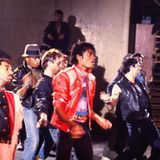 ... trat der Musikproduzent Quincy Jones in sein Leben und alles änderte sich. Vor allem das zweite von Jones produzierte Album "Thriller", 1982 erschienen, brach alle Rekorde. Die Platte wurde mit acht Grammys ausgezeichnet. Gleichzeitig legte Jackson den Grundstein für sein Superstar-Image: Zur Single "Billie Jean" tanzte er erstmals den legendären Moonwalk mit Glitzer-Handschuh, für Furore sorgte zusätzlich die Entscheidung, aus dem Musikvideo zu "Thriller" einen über 13-minütigen Kurzfilm zu machen. Jackson war in den 80ern nicht mehr aus der Popkultur wegzudenken. 