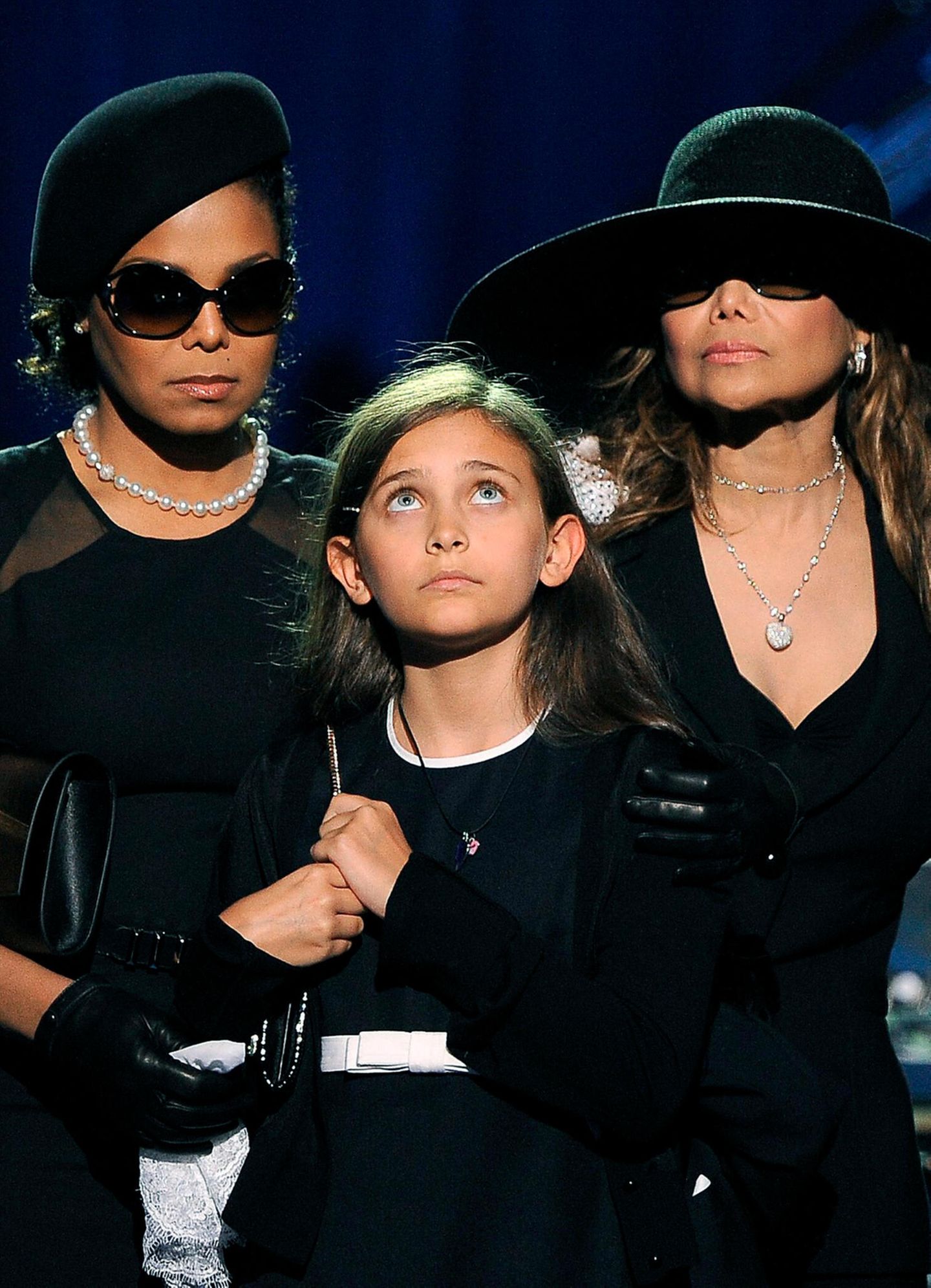 Todestag: ... wurde die Trauerfeier für ihn weltweit im TV übertragen. Unvergessen, wie der Jackson-Clan, darunter Michaels berühmte Schwester Janet Jackson, der damals elfjährigen Tochter von Michael Jackson, Paris, das Mikrofon in die Hand drückte. "Sprich lauter!", forderten sie das Mädchen auf, als dieses weinend von seinem Vater Abschied nahm. Es war ein bezeichnender Moment für eine Familie, für die das Showbusiness immer Vorrang zu haben scheint. Michael Jackson selbst... ... wurde die Trauerfeier für ihn weltweit im TV übertragen. Unvergessen, wie der Jackson-Clan, darunter Michaels berühmte Schwester Janet Jackson, der damals elfjährigen Tochter von Michael Jackson, Paris, das Mikrofon in die Hand drückte. "Sprich lauter!", forderten sie das Mädchen auf, als dieses weinend von seinem Vater Abschied nahm. Es war ein bezeichnender Moment für eine Familie, für die das Showbusiness immer Vorrang zu haben scheint. Michael Jackson selbst...