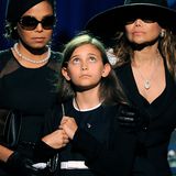 ... wurde die Trauerfeier für ihn weltweit im TV übertragen. Unvergessen, wie der Jackson-Clan, darunter Michaels berühmte Schwester Janet Jackson, der damals elfjährigen Tochter von Michael Jackson, Paris, das Mikrofon in die Hand drückte. "Sprich lauter!", forderten sie das Mädchen auf, als dieses weinend von seinem Vater Abschied nahm. Es war ein bezeichnender Moment für eine Familie, für die das Showbusiness immer Vorrang zu haben scheint. Michael Jackson selbst...