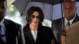 Michael Jackson 2005 während des Gerichtsprozesses gegen ihn in Kalifornien. Schon damals wirkte er gesundheitlich angeschlagen. Vier Jahre später kündigte er eine Abschieds-Konzertreihe in London an, der Titel: "This is it". Doch dazu sollte es nie kommen: 18 Tage vor Tourstart starb Michael Jackson an einer Überdosis des Narkosemittels Propofol. Sein Arzt Conrad Murray wurde später wegen fahrlässiger Tötung verurteilt.