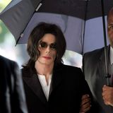 Michael Jackson 2005 während des Gerichtsprozesses gegen ihn in Kalifornien. Schon damals wirkte er gesundheitlich angeschlagen. Vier Jahre später kündigte er eine Abschieds-Konzertreihe in London an, der Titel: "This is it". Doch dazu sollte es nie kommen: 18 Tage vor Tourstart starb Michael Jackson an einer Überdosis des Narkosemittels Propofol. Sein Arzt Conrad Murray wurde später wegen fahrlässiger Tötung verurteilt.