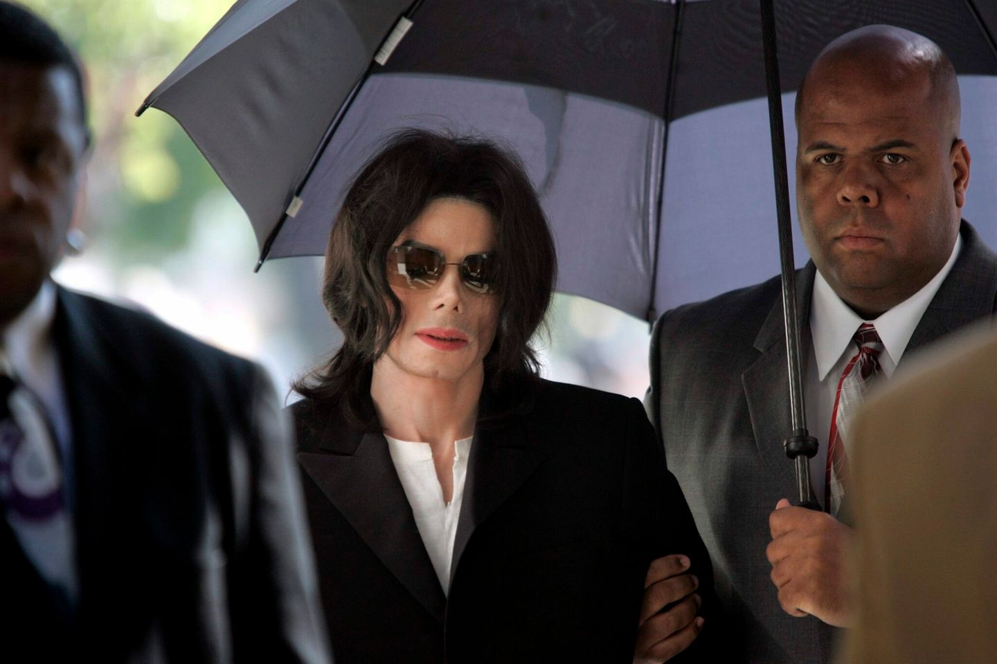 Todestag: Michael Jackson 2005 während des Gerichtsprozesses gegen ihn in Kalifornien. Schon damals wirkte er gesundheitlich angeschlagen. Vier Jahre später kündigte er eine Abschieds-Konzertreihe in London an, der Titel: "This is it". Doch dazu sollte es nie kommen: 18 Tage vor Tourstart starb Michael Jackson an einer Überdosis des Narkosemittels Propofol. Sein Arzt Conrad Murray wurde später wegen fahrlässiger Tötung verurteilt. Michael Jackson 2005 während des Gerichtsprozesses gegen ihn in Kalifornien. Schon damals wirkte er gesundheitlich angeschlagen. Vier Jahre später kündigte er eine Abschieds-Konzertreihe in London an, der Titel: "This is it". Doch dazu sollte es nie kommen: 18 Tage vor Tourstart starb Michael Jackson an einer Überdosis des Narkosemittels Propofol. Sein Arzt Conrad Murray wurde später wegen fahrlässiger Tötung verurteilt.