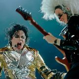 Für das Album "HIStory – Past, Present and Future Book I" fuhr Jackson 1995 eine Werbekampagne, die ihresgleichen suchte: 40 Millionen Dollar wurden darauf verwendet, Jackson ließ unter anderem in zahlreichen Großstädten, darunter auch in Berlin, eine neun Meter hohe Statue seiner selbst aufstellen. Und zementierte damit buchstäblich sein Image des Größenwahnsinnigen. Privat...