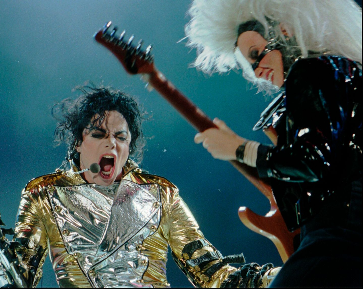 Todestag: Für das Album "HIStory – Past, Present and Future Book I" fuhr Jackson 1995 eine Werbekampagne, die ihresgleichen suchte: 40 Millionen Dollar wurden darauf verwendet, Jackson ließ unter anderem in zahlreichen Großstädten, darunter auch in Berlin, eine neun Meter hohe Statue seiner selbst aufstellen. Und zementierte damit buchstäblich sein Image des Größenwahnsinnigen. Privat... Für das Album "HIStory – Past, Present and Future Book I" fuhr Jackson 1995 eine Werbekampagne, die ihresgleichen suchte: 40 Millionen Dollar wurden darauf verwendet, Jackson ließ unter anderem in zahlreichen Großstädten, darunter auch in Berlin, eine neun Meter hohe Statue seiner selbst aufstellen. Und zementierte damit buchstäblich sein Image des Größenwahnsinnigen. Privat...