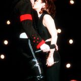 ... machte er in den 90ern mit der Heirat mit Lisa Marie Presley Schlagzeilen. Für den Song "You are not alone" aus dem "History"-Album drehten die beiden ein gemeinsames Musikvideo und zeigten sich darin beinahe nackt. Letzteres führte damals vor allem in den USA zu Kontroversen. "You are not alone" wurde die letzte Nummer-1-Single in den US-Charts von Jackson. 