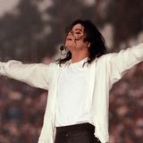 Er nannte sich selbst "King of Pop" und wurde von Millionen Fans weltweit beinahe kultartig verehrt: Michael Jackson gilt als einer der größten Ausnahmekünstler unserer Zeit. Doch sein musikalisches Vermächtnis ist untrennbar mit dem Wissen über den Privatmenschen Michael Jackson verbunden. Immer wieder wurde ihm schwerer Kindesmissbrauch vorgeworfen. Vor 15 Jahren starb der umstrittene Sänger. Damals...