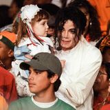 ... lud er auch immer wieder Kinder ein, sie übernachteten teilweise auch bei ihm. Anfang der 90er gab es die ersten Missbrauchsvorwürfe, ein Fall wurde damals außergerichtlich geeinigt. Erst 2005 kam es zu einer Gerichtsanklage, Jackson wurde jedoch in allen Punkten freigesprochen. Trotzdem kommt es immer wieder zu Gerüchten und Vorwürfen, auch nach seinem Tod. Zuletzt etwa in der Doku "Leaving Neverland" von 2019.