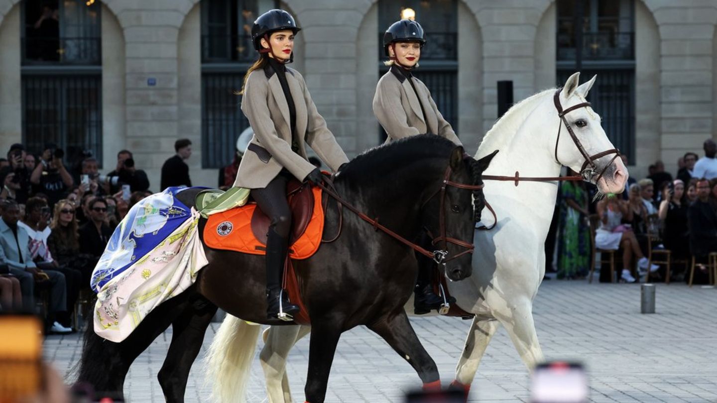 Gigi Hadid und Kendall Jenner: Models reiten über Pariser Catwalk