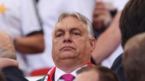 Viktor Orbán sitzt auf der Tribüne beim EM-Spiel Schottland - Ungarn in Stuttgart