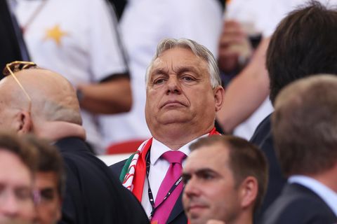 Viktor Orbán sitzt auf der Tribüne beim EM-Spiel Schottland - Ungarn in Stuttgart