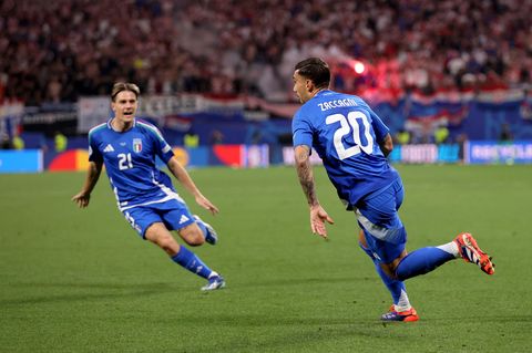 Zwei Spieler von Italien laufen in blauem Fußball-Dress bei der EM jubelnd über den Platz
