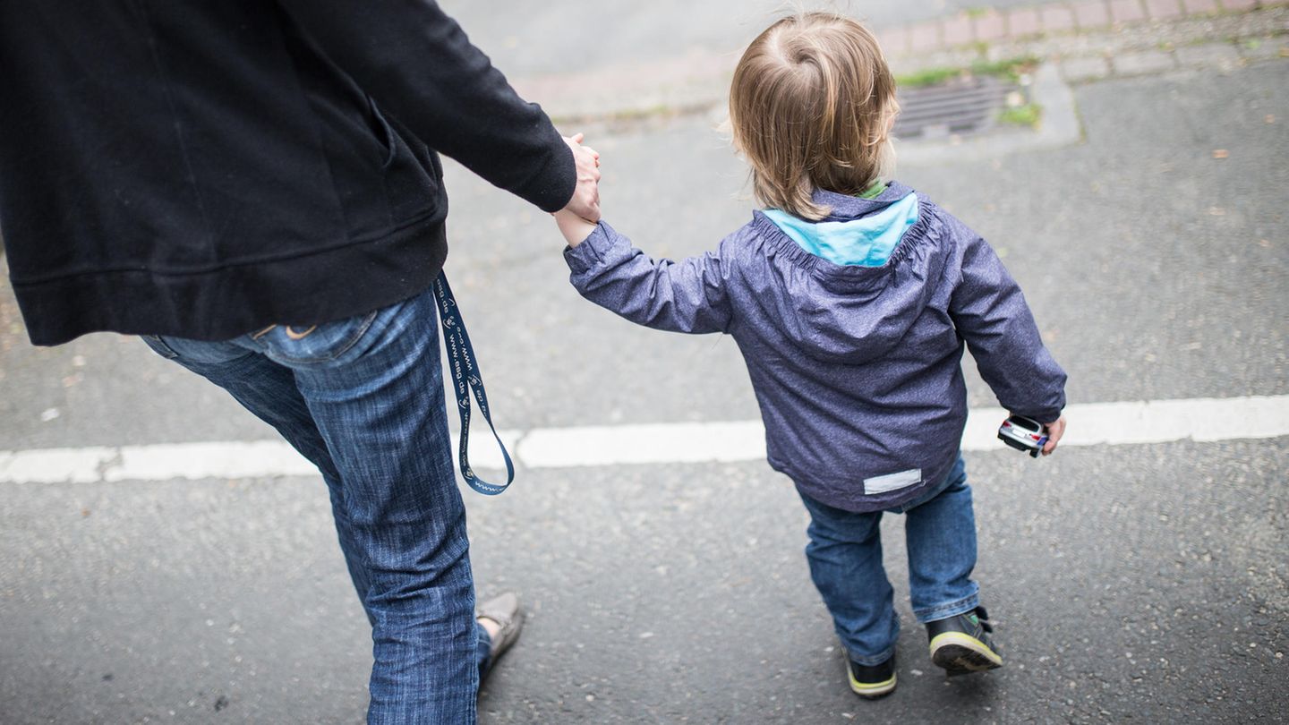 Alleinerziehende und ihre Kinder sind einer Studie zufolge in deutlich überproportionalem Ausmaß von finanzieller Armut bedroht