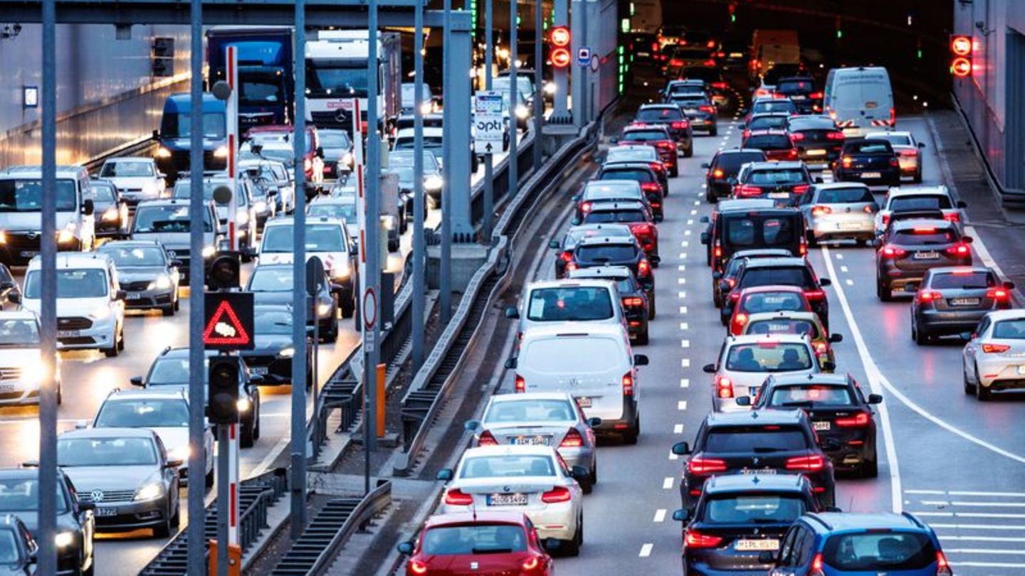 Im morgendlichen Berufsverkehr drängt sich der Verkehr in den Heckenstallerstraßentunnel in München. Foto: Matthias Balk/dpa