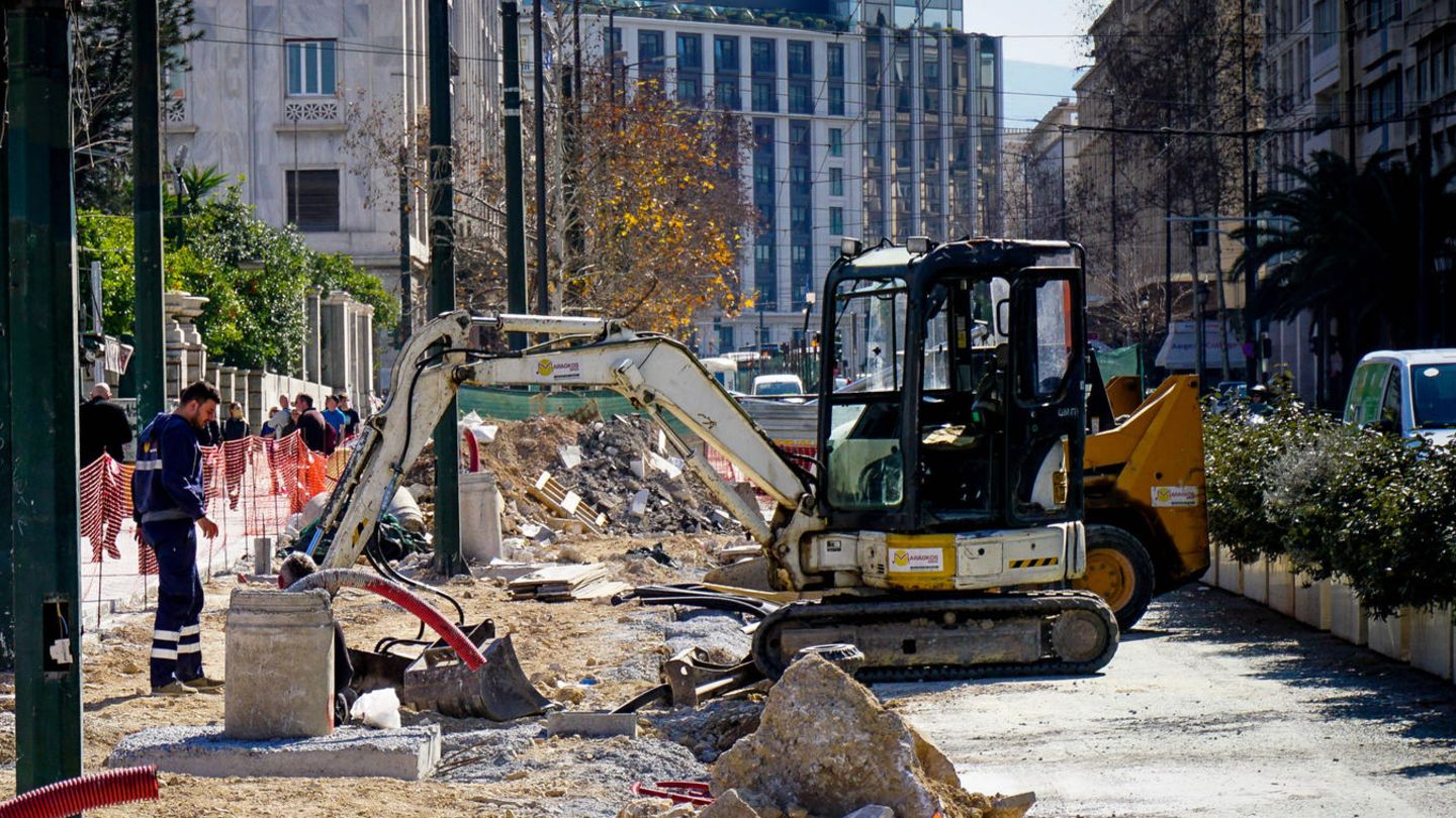 Ein Arbeiter geht über eine Baustelle in Griechenlands Hauptstadt Athen