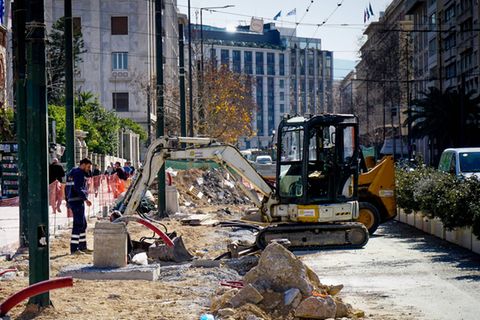 Ein Arbeiter geht über eine Baustelle in Griechenlands Hauptstadt Athen
