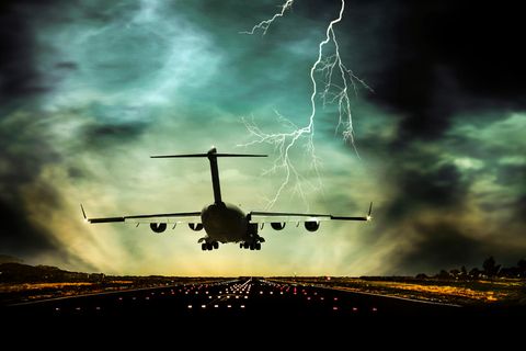 Ein Flugzeug steuert im Gewitter eine Landebahn an