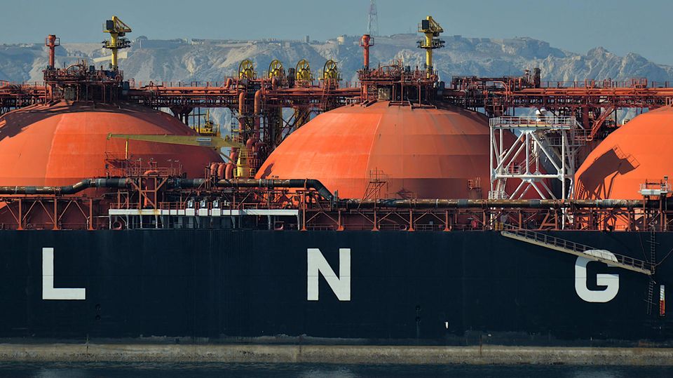 Der LNG-Tanker "FSRU Toscana" erreicht den französischen Mittelmeerhafen Marseille