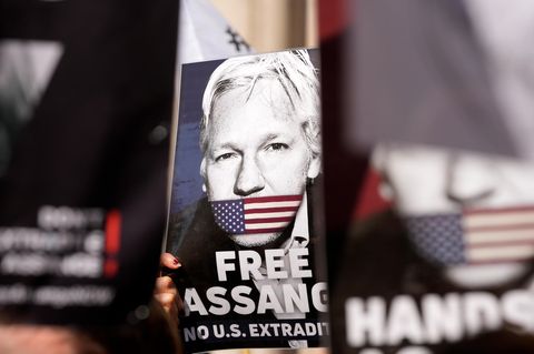 "Lasst Assange frei" – immer wieder demonstrierten Menschen in Großbritannien für die Freiheit des Wikileaks-Gründers, wie hier im Mai vor dem High Court in London
