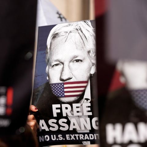 "Lasst Assange frei" – immer wieder demonstrierten Menschen in Großbritannien für die Freiheit des Wikileaks-Gründers, wie hier im Mai vor dem High Court in London
