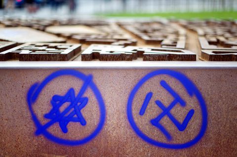 Antisemitismus: Ein durchgestrichener Davidstern und ein Hakenkreuz sind an ein Denkmal gesprüht (Symbolbild)