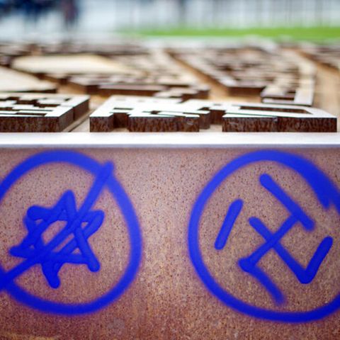 Antisemitismus: Ein durchgestrichener Davidstern und ein Hakenkreuz sind an ein Denkmal gesprüht (Symbolbild)