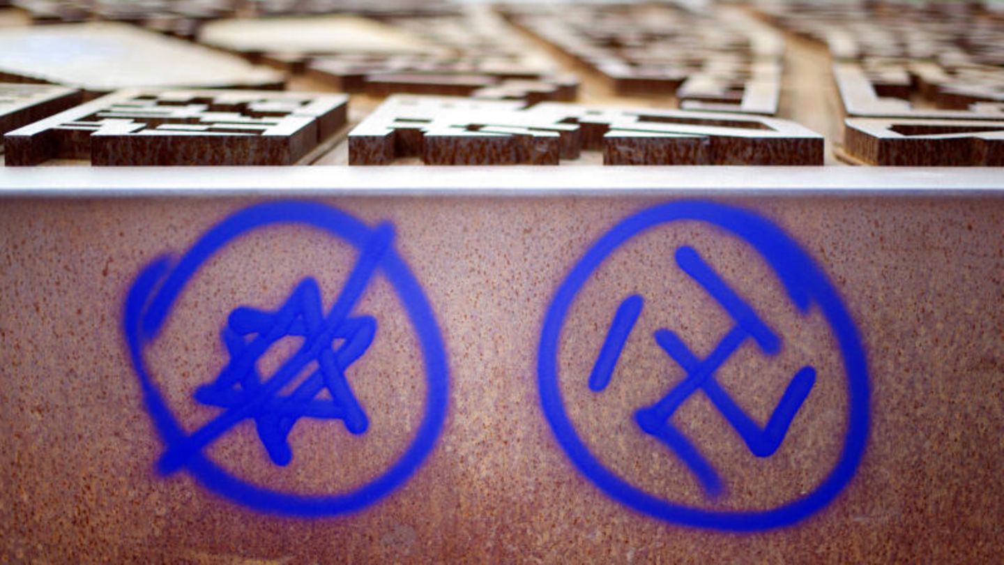 Antisemitismus: Ein durchgestrichener Davidstern und ein Hakenkreuz sind an ein Denkmal gesprüht (Symbolbild)