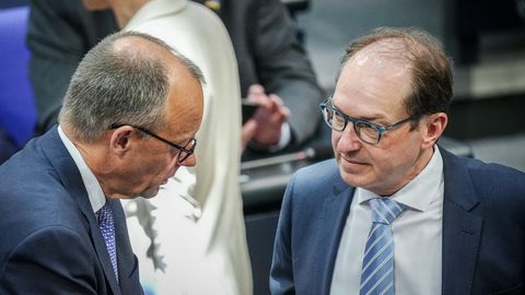 CDU-Chef Friedrich Merz und CSU-Politiker Alexander Dobrindt unterhalten sich im Bundestag