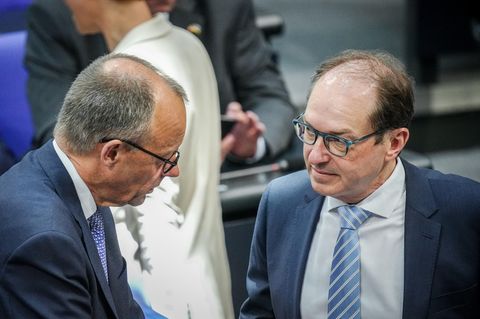 CDU-Chef Friedrich Merz und CSU-Politiker Alexander Dobrindt unterhalten sich im Bundestag