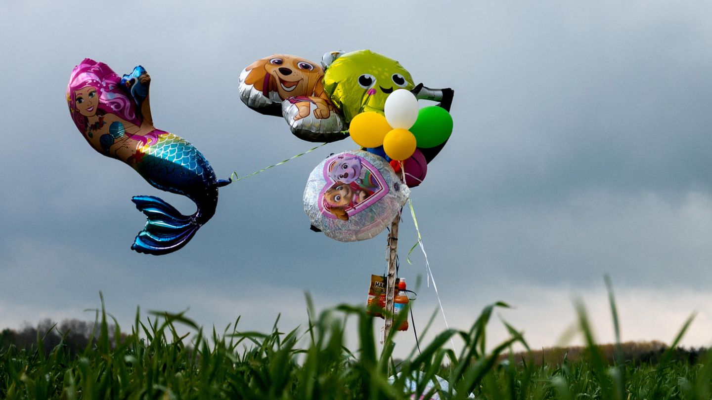 Mit Luftballons und Süßigkeiten suchten Polizisten und Helfer in Niedersachsen fieberhaft nach dem vermissten Arian