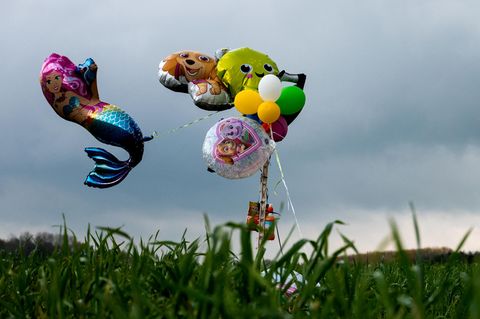 Mit Luftballons und Süßigkeiten suchten Polizisten und Helfer in Niedersachsen fieberhaft nach dem vermissten Arian