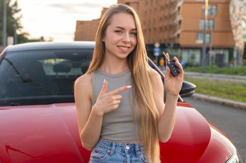 Gebrauchtes Auto Frau mit Schlüssel