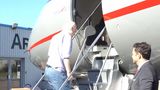 2024  Am 24. Juni wird Assange nach fünf Jahren Haft aus seinem Londoner Gefängnis entlassen und verlässt am Nachmittag mit einem Flugzeug Großbritannien. Vorausgegangen ist eine Vereinbarung des 52-Jährigen mit der US-Regierung. Diese sieht vor, dass Assange sich in Bezug auf einen Anklagepunkt im Zusammenhang mit dem US-Spionagegesetz schuldig bekennt. Im Gegenzug muss er nicht mehr in den USA in Haft. Der Deal muss von einem Gericht auf dem US-Außengebiet Nördliche Marianen im Westpazifik bestätigt werden, weshalb Assange zunächst über Bangkok nach Saipan fliegt, der Hauptstadt des US-Territoriums. Dort soll er am Mittwochmorgen vor Gericht erscheinen