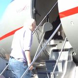 2024  Am 24. Juni wird Assange nach fünf Jahren Haft aus seinem Londoner Gefängnis entlassen und verlässt am Nachmittag mit einem Flugzeug Großbritannien. Vorausgegangen ist eine Vereinbarung des 52-Jährigen mit der US-Regierung. Diese sieht vor, dass Assange sich in Bezug auf einen Anklagepunkt im Zusammenhang mit dem US-Spionagegesetz schuldig bekennt. Im Gegenzug muss er nicht mehr in den USA in Haft. Der Deal muss von einem Gericht auf dem US-Außengebiet Nördliche Marianen im Westpazifik bestätigt werden, weshalb Assange zunächst über Bangkok nach Saipan fliegt, der Hauptstadt des US-Territoriums. Dort soll er am Mittwochmorgen vor Gericht erscheinen