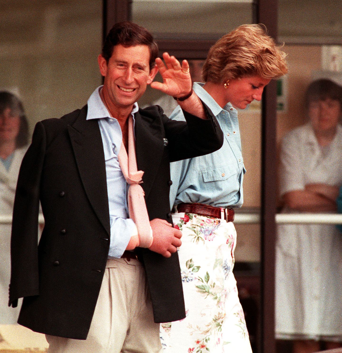 Charles, damals noch Prinz von Wales, im Juli 1990 mit einem gebrochenen Arm