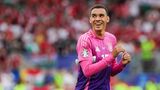 Der 21-Jährige zauberte in der Offensive gegen Schottland und Ungarn, war immer anspielbar, dribbel- und abschlussstark. Bei der WM in Katar fehlte ihm in manchen Situationen noch die Reife. Bei der Heim-EM könnte er zum besten Jungspieler des Turniers werden. Auch Teamkollege Ilkay Gündogan schwärmte: "Es ist so eine Freude, mit ihm zu spielen"