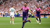 Apropos Ilkay Gündogan: Auch der Kapitän gehört zu den Gewinnern der ersten drei Spiele dieser EM. Während vor dem Turnier noch berechtigte Zweifel am 33-Jährigen aufkamen, weil er mutmaßlich nicht ins System von Trainer Julian Nagelsmann passte, hat sich der Routinier wahrlich in die Mannschaft gebissen. Mit der Position vor Toni Kroos hat Gündogan mehr Freiheiten, um dem Offensivspiel seinen kreativen Stempel aufzudrücken. Nutznießer oftmals: Jamal Musiala und Florian Wirtz