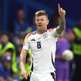 Als wäre er nie weg gewesen: Toni Kroos hat es all seinen Kritikern gezeigt, die ihn noch vor wenigen Monaten als "Querpass-Toni" verschrien hatten. Kroos spielt bei der EM wie ein Uhrwerk, ist unangefochtener Dirigent im Mittelfeld, ordnet die Defensive und orchestriert den Angriff. Gegen Schottland erreichte er eine Passquote von unglaublichen 99 Prozent, gegen Ungarn 95 Prozent. Kroos spielt derzeit vielleicht so gut wie nie zuvor