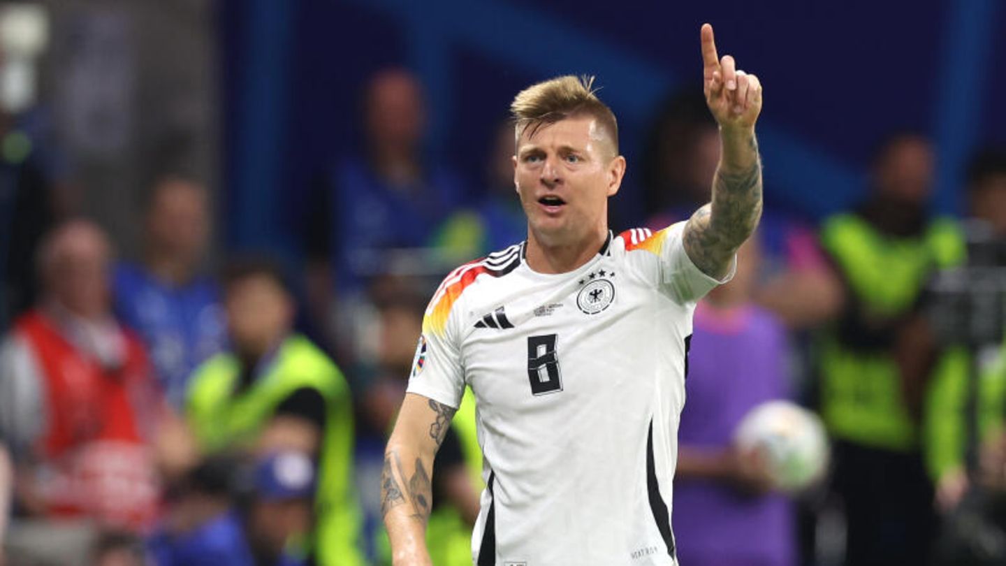 Die Gewinner der Vorrunde: Toni Kroos Als wäre er nie weg gewesen: Toni Kroos hat es all seinen Kritikern gezeigt, die ihn noch vor wenigen Monaten als "Querpass-Toni" verschrien hatten. Kroos spielt bei der EM wie ein Uhrwerk, ist unangefochtener Dirigent im Mittelfeld, ordnet die Defensive und orchestriert den Angriff. Gegen Schottland erreichte er eine Passquote von unglaublichen 99 Prozent, gegen Ungarn 95 Prozent. Kroos spielt derzeit vielleicht so gut wie nie zuvor