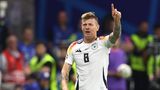 Als wäre er nie weg gewesen: Toni Kroos hat es all seinen Kritikern gezeigt, die ihn noch vor wenigen Monaten als "Querpass-Toni" verschrien hatten. Kroos spielt bei der EM wie ein Uhrwerk, ist unangefochtener Dirigent im Mittelfeld, ordnet die Defensive und orchestriert den Angriff. Gegen Schottland erreichte er eine Passquote von unglaublichen 99 Prozent, gegen Ungarn 95 Prozent. Kroos spielt derzeit vielleicht so gut wie nie zuvor