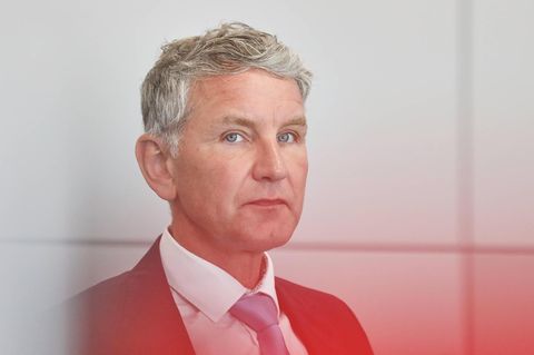 Der Thüringer AfD-Landeschef Björn Höcke schaut streng. Er trägt Hemd und Krawatte